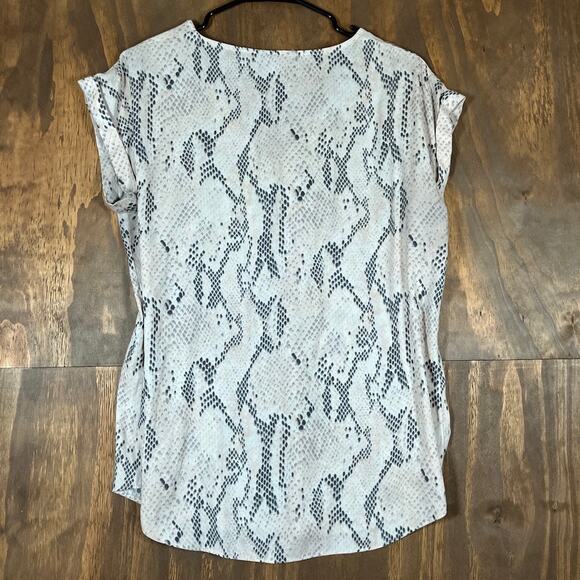 Express Womens Blouse Cream Gray Snakeskin V Neck Zip Front Cap Short Sleeve L - Picture 10 of 12